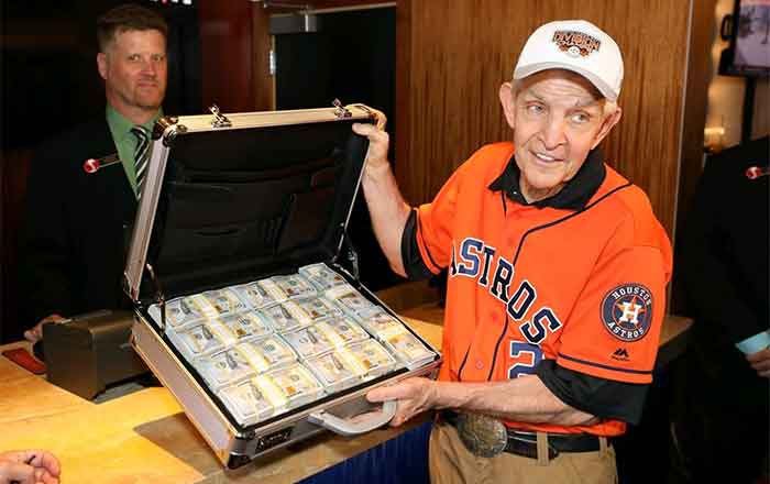 Gana 75 millones de dólares por irle a Los Astros; se los lleva en 'diablito' 1 Mattress Mack