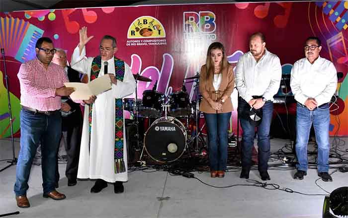 'Abuelitos' conviven con músicos en su día en Río Bravo 1 RIO BRAVO 2 3