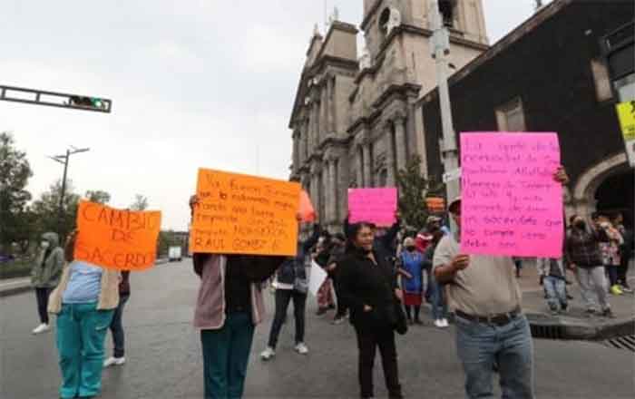 Católicos bloquean calles de Toluca; exigen cambio de sacerdote 1 TOLUCA 2