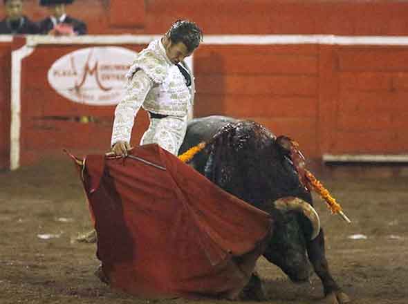 Comparten salida a hombros en noche fría y lluviosa 1 TOROS 2