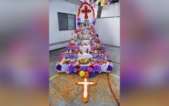 Convive María de Villarreal con Adultos Activos por Día de Muertos 3 altar
