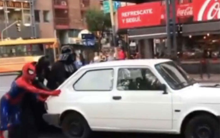 Auto se descompone y Batman, Spiderman y DV lo empujan 2 car