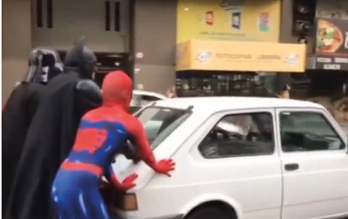 Auto se descompone y Batman, Spiderman y DV lo empujan 1 casas