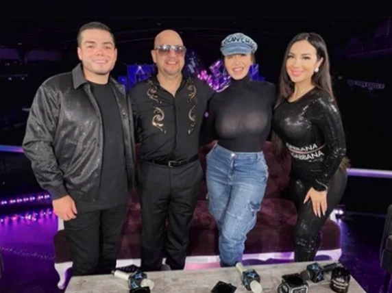 Chiquis Rivera se luce con blusa sin sostén y la critican 2 chiquis copy