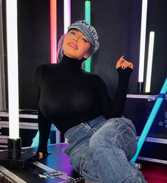 Chiquis Rivera se luce con blusa sin sostén y la critican 1 chiquis rivera copy