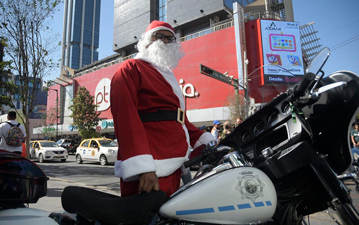 Salen tránsitos a patrullar Monterrey; hay una ‘Mamá Claus’ 2 319463962 806999527032585 5063068422679441779 n