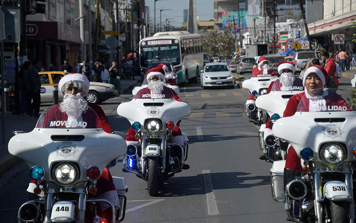 Salen tránsitos a patrullar Monterrey; hay una ‘Mamá Claus’ 5 319538083 556306499227692 2586610643973179354 n