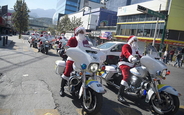 Salen tránsitos a patrullar Monterrey; hay una ‘Mamá Claus’ 4 319630783 838194507237057 3515863168576451674 n