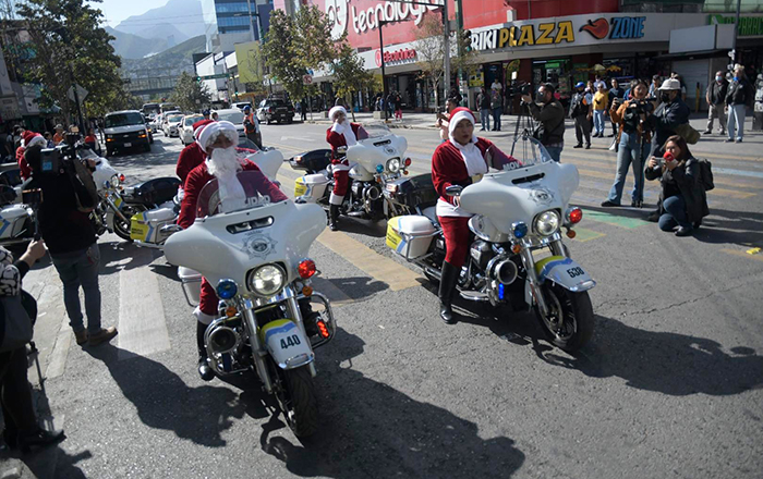 Salen tránsitos a patrullar Monterrey; hay una ‘Mamá Claus’ 6 319980227 1091751738157043 23736957011096836 n