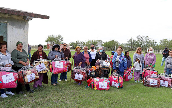 Entrega DIF Matamoros cobertores y cenas navideñas a familias vulnerables 1 320055296 707842957323390 8379542083958170654 n