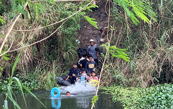 Migrantes cruzan el río Bravo, los detiene Border Patrol 2 320841303 933028011440468 3282828982879747525 n