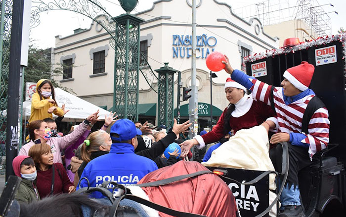 Entrega Policía de Monterrey dulces y regalos a transeúntes 1 4 7