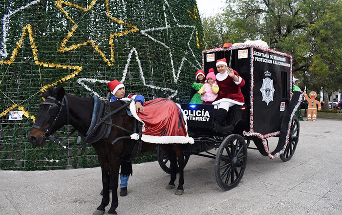 Entrega Policía de Monterrey dulces y regalos a transeúntes 2 5 5