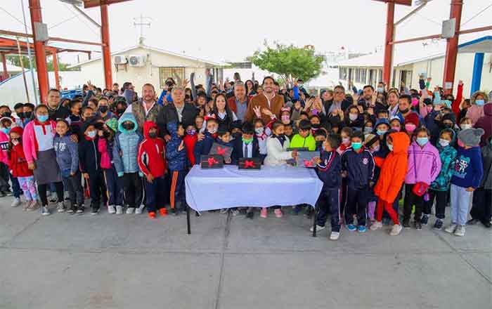 Entrega alcalde de Reynosa computadoras a escuela de Villa Florida 1 ALCALDE 2 1