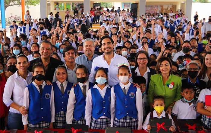 Carlos Peña entrega computadoras a 4 escuelas primarias 1 ALCALDE 2 3