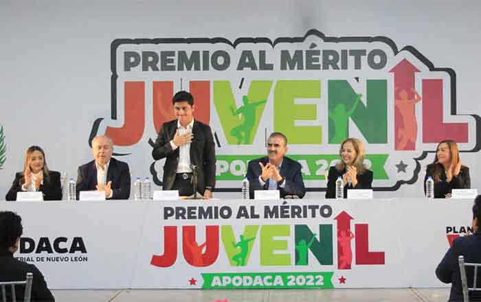 Reconocen a apodaquenses con medalla al mérito juvenil 1 APODACA 2