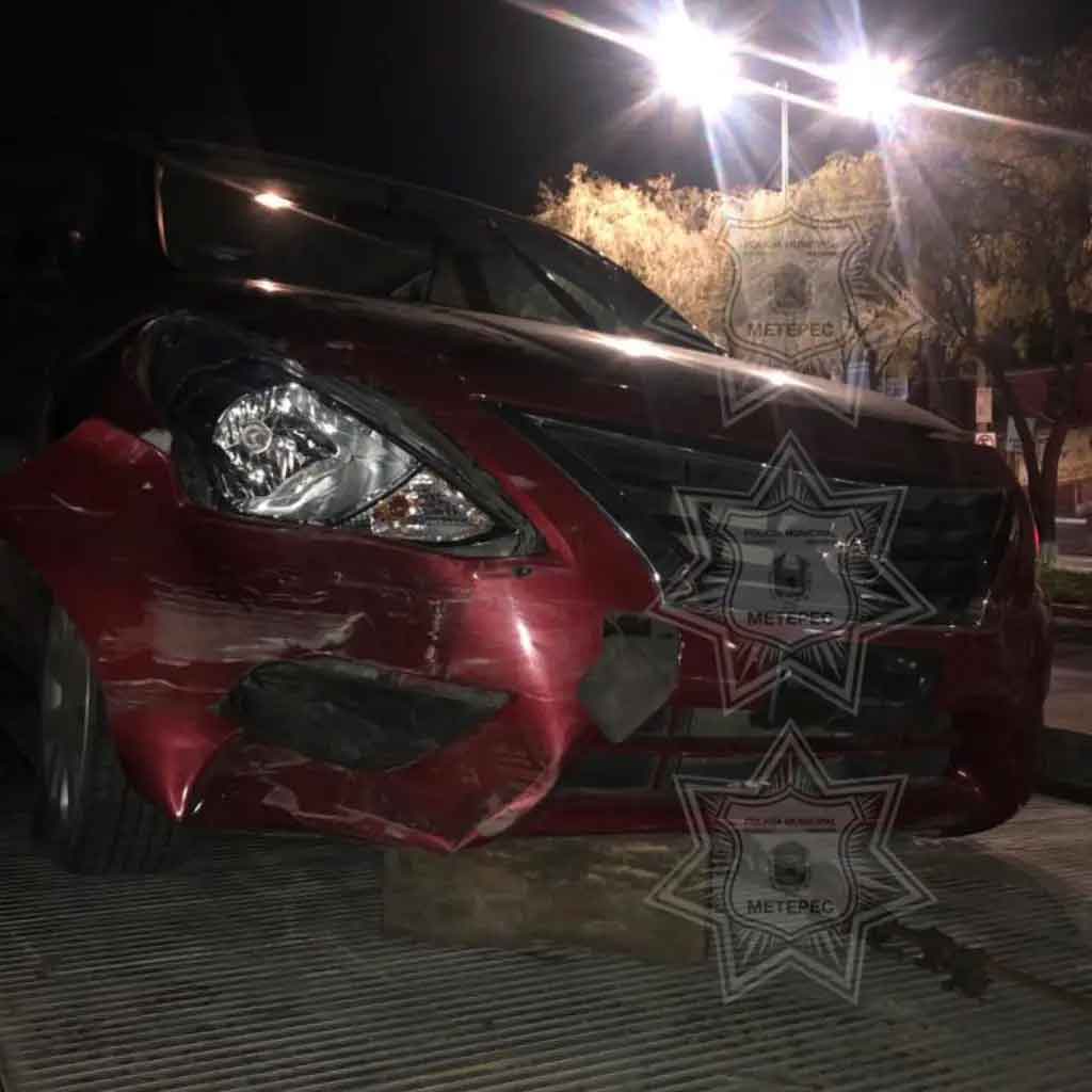 #VIRAL Pelean automovilistas en Metepec; lo atropellan con su auto 1 AUTO ROJO