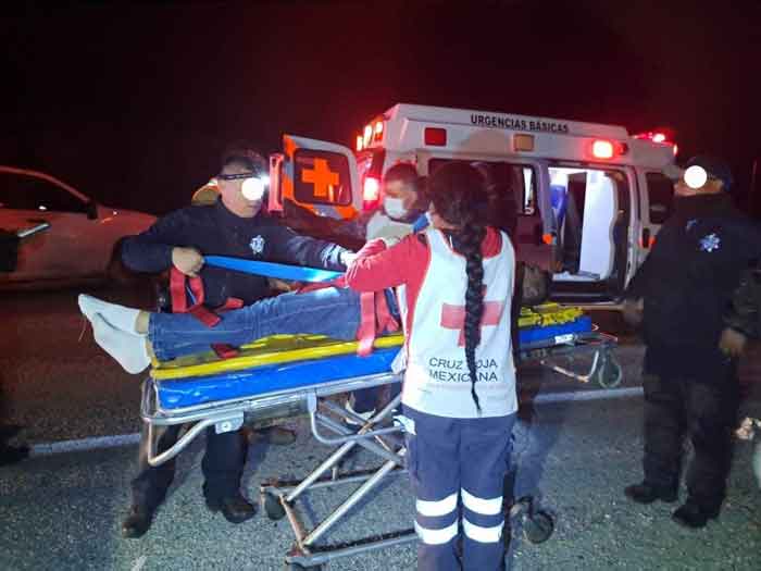 Volcadura de autobús deja nueve lesionados; huye el chófer 1 Camion 1