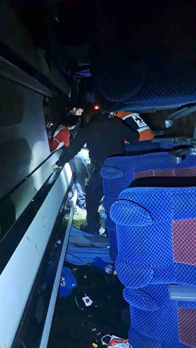 Volcadura de autobús deja nueve lesionados; huye el chófer 2 Camion 2
