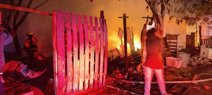 Se quedan más de 10 familias sin hogar; incendio consume sus viviendas 5 Incendio 1