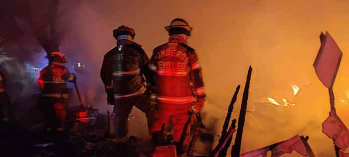 Se quedan más de 10 familias sin hogar; incendio consume sus viviendas 2 Incendio 5