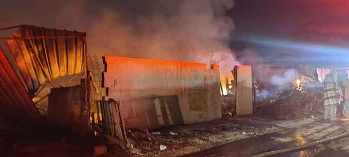 Se quedan más de 10 familias sin hogar; incendio consume sus viviendas 6 Incendio 7