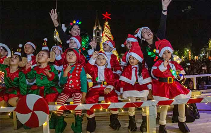 Disfrutan matamorenses encendido de pino y desfile navideño 1 MATAMOROS 3