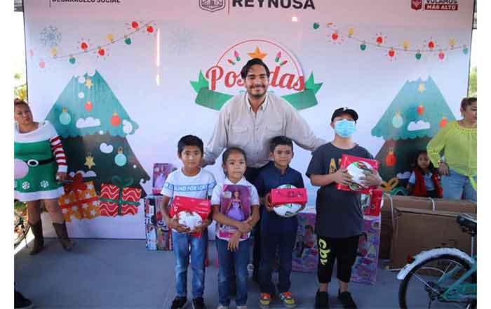 Reparte Carlos Peña regalos navideños en Loma Real 1 REYNOSA 5