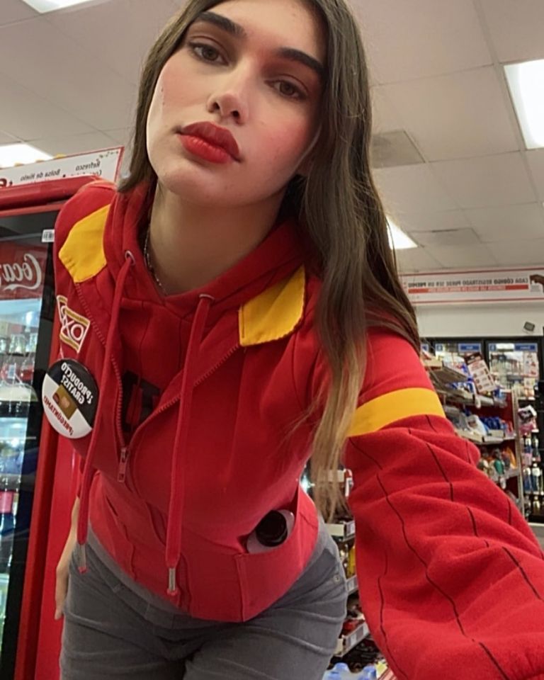 Cajera de Oxxo se lleva todas las miradas con sus fotos al natural 1 f768x1 628264 628391 5050