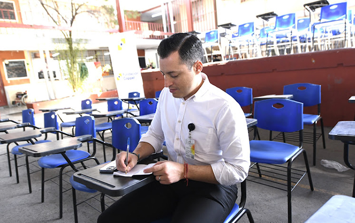 Donan mil pupitres a escuelas públicas de Monterrey 1 3 1
