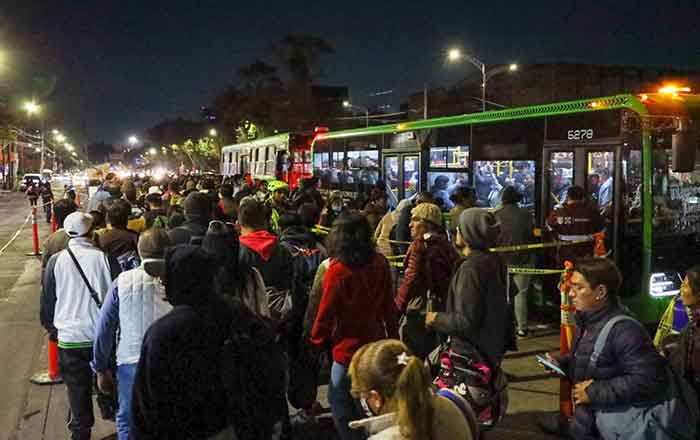 Permanecen 21 hospitalizados por choque de dos trenes de la línea 3 del Metro 1 MEXICO