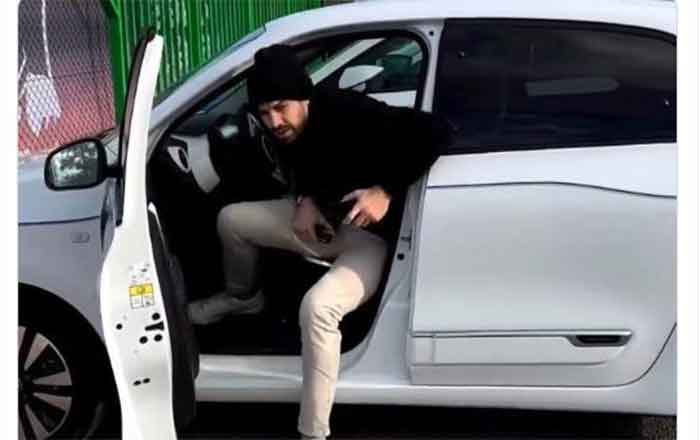 Piqué sigue el juego y maneja un Twingo 1 PIQUE 3