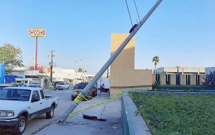 Ahora lo ves, ahora no; corrige CFE poste caído en la UMF 33 2 POSTE