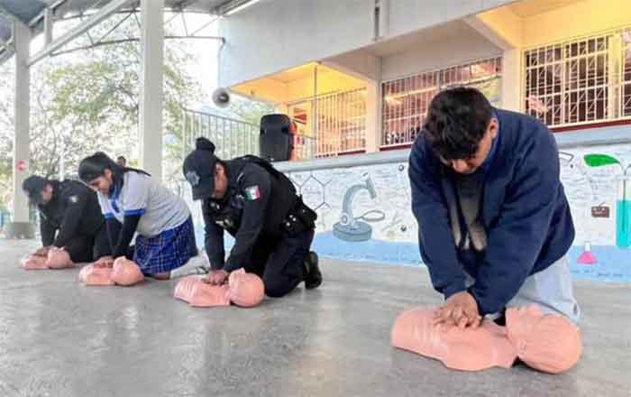 Policías de Santa Catarina capacitan a niños en primeros auxilios 1 SANTA CATARINA 7
