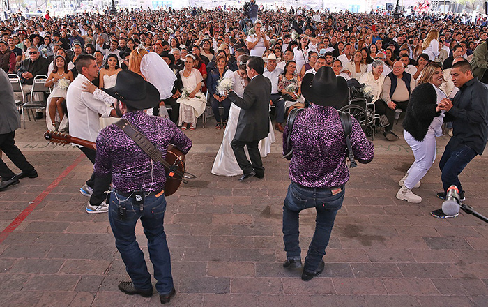 Mil 675 parejas se casan en la Macroplaza 2 328327160 969662241106777 1612614297556656018 n