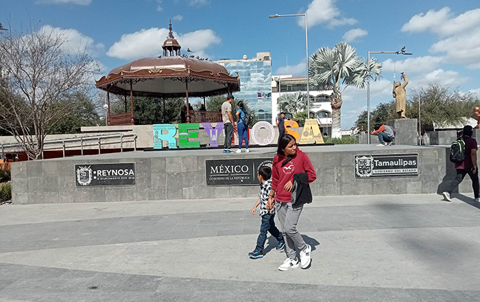 Puente los lleva a pasear y de compras 3 329583397 550954573655278 3967023171352787180 n