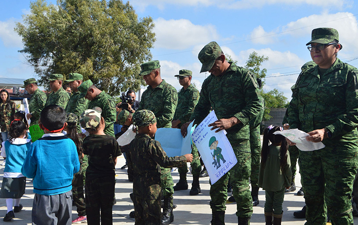 Con cartitas y abrazos, niños reconocen a soldados en su día 5 331812795 570248328373384 3306608580121209738 n