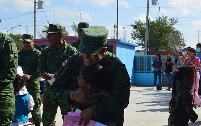 Con cartitas y abrazos, niños reconocen a soldados en su día 4 331931834 765926491616490 630574009544074137 n