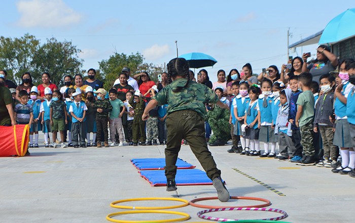 Con cartitas y abrazos, niños reconocen a soldados en su día 1 332123458 605154747629820 6287999652007685152 n