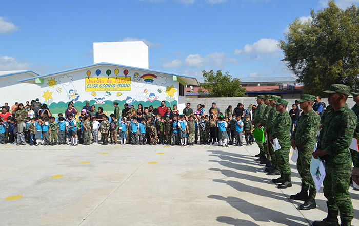 Con cartitas y abrazos, niños reconocen a soldados en su día 2 332124946 1266103054258628 7601015446507090435 n