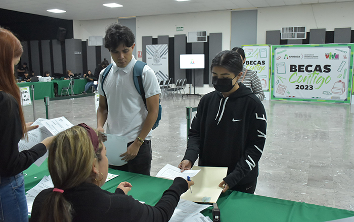Entrega Apodaca becas a 8 mil 300 estudiantes de prepa y facultad 1 3 3