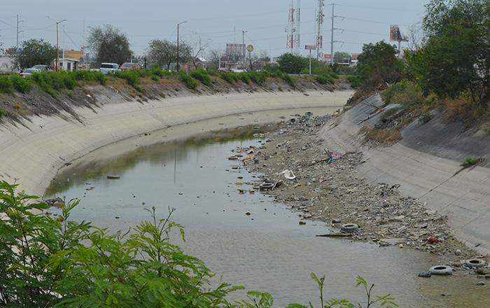 Disminuye el nivel en canales de Reynosa; emerge la basura 2 334672520 132354286426741 7850239958525755028 n