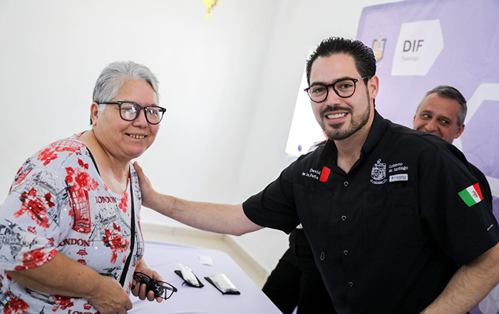 Entrega David de la Peña, lentes sin costo a santiaguenses 4 335133554 159707733591996 6484505640336937931 n