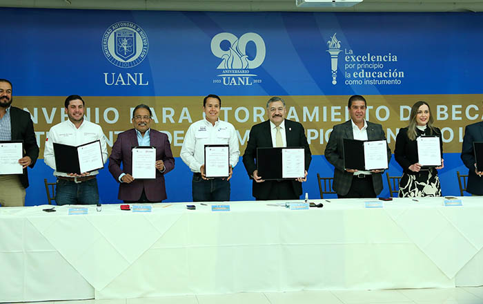 Oficializa UANL el otorgamiento de becas a 9 municipios de NL 1 8W8A3625