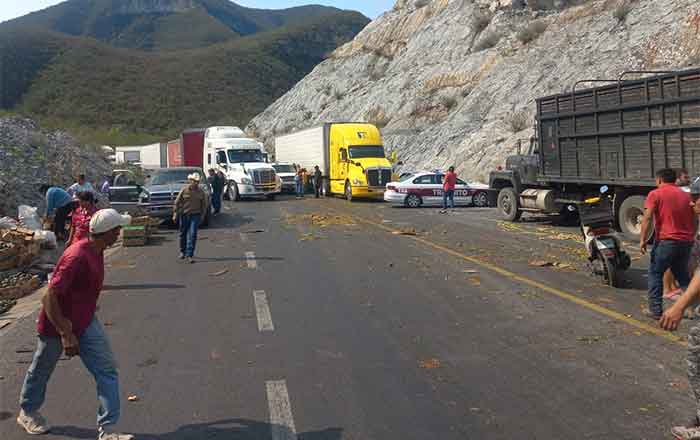 Choca tráiler cargado de aguacate y ¿qué creen que pasó después? 1 AGUACATES 2