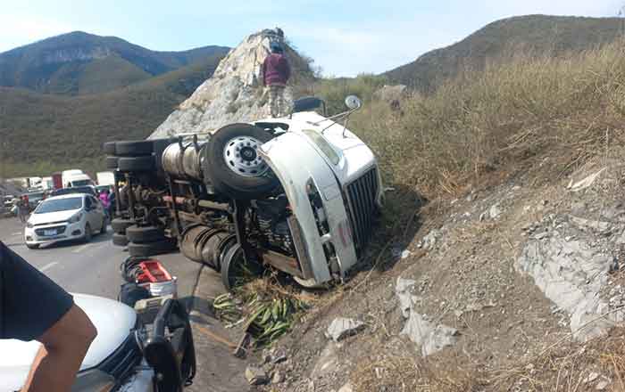 Choca tráiler cargado de aguacate y ¿qué creen que pasó después? 2 AGUACATES 3