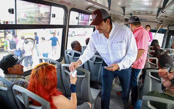 Entregó personalmente Carlos Peña registro de becas 1 ALCALDE 3