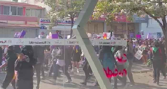 En Oaxaca grupo de feministas canta ‘Ni una más’  (VIDEO)