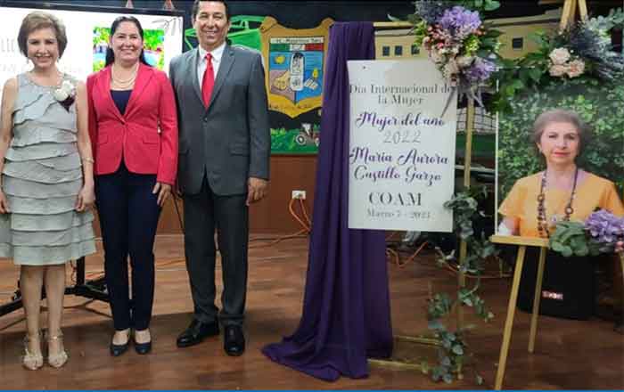 Alcalde Mario López y Marsella Huerta imponen medalla a Mujer del Año 1 MATAMOROS 6