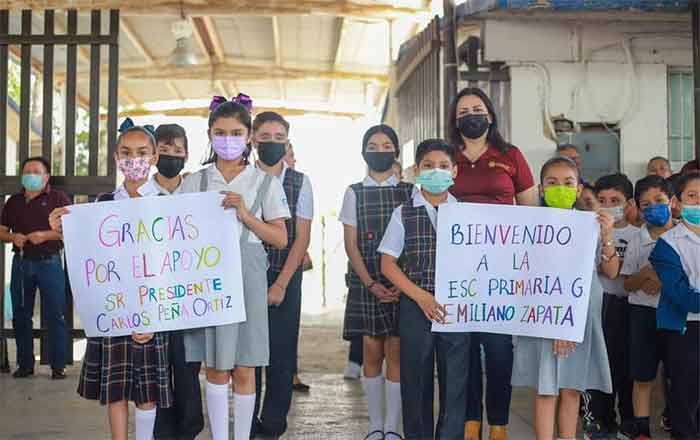 Dona Gobierno de Carlos Peña computadoras a primarias 1 REYNOSA 2 2